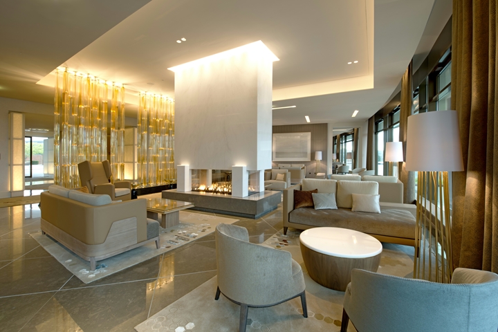 Die Lobby verlängert die Parklandschaft der Autostadt ins Innere des Hotels. In der Raummitte unterteilt ein großer Kamin aus weißem Marmor die Lobby in intime Ruheinseln (Foto: Deidi von Schaewen).